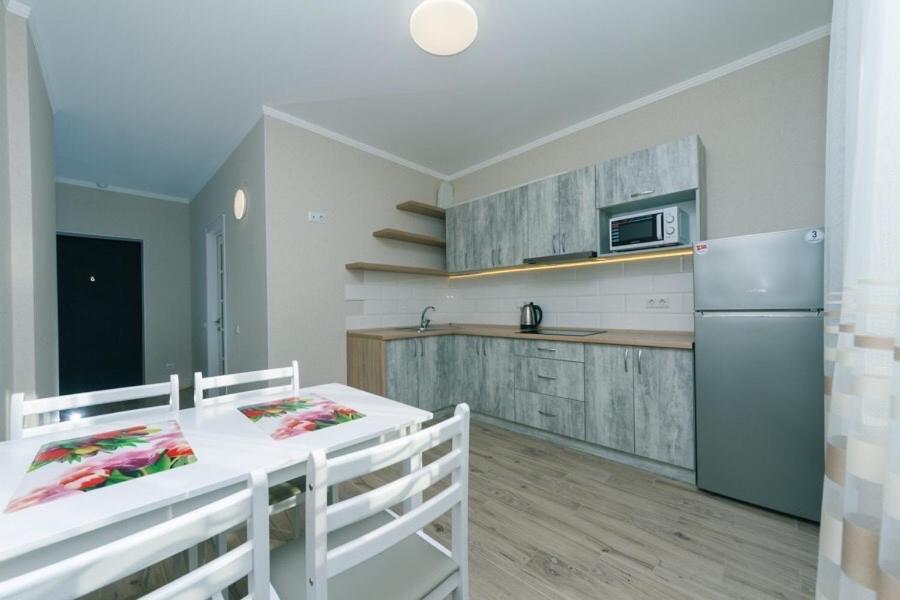 Драгоманова 38А 2Й Поверх Apartamento Kiev Exterior foto